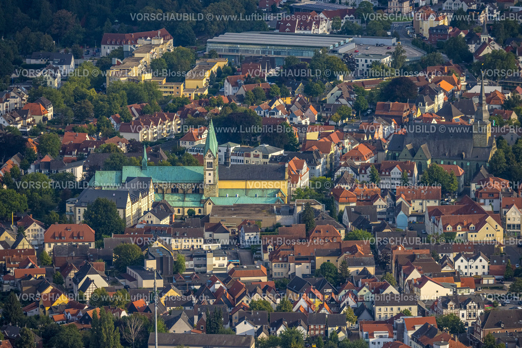 Werl230806542 | Luftbild, Altstadt, Wallfahrtsbasilika Mariä Heimsuchung und kath. Kirche St. Walburga, Pilgerkloster Marienwallfahrt, Werl, Werl-Unnaer Börde, Nordrhein-Westfalen, Deutschland