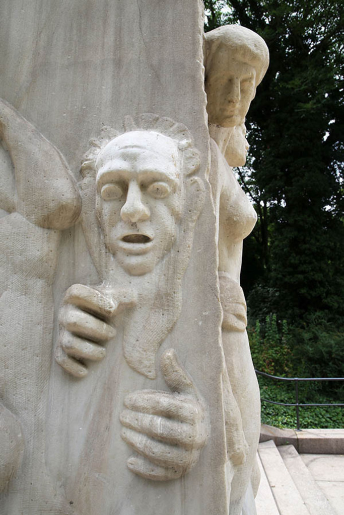 Foto: Leipzig - Richard Wagner Denkmal - Klinger Sockel mit Mime | Das Team hinter BILDLEXIKON LEIPZIG bündelt historische wie aktuelle Informationen über die Stadt Leipzig in Text und Bild auf einer Plattform und stellt diese der interessierten Öffentlichkeit zur Verfügung.
