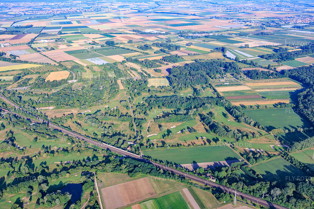 Luftbild: Golfplatz des Golfpark Kurpfalz westlich der Bahn. in Schifferstadt im Bundesland Rheinland-Pfalz in Deutschland. – Foto: IMG_157479.jpg vom 18.06.2026 durch Werner Riehm/FLY-FOTO.de – Auflösung des Originals: 6000 x 4000 px – GC-Kurpfalz