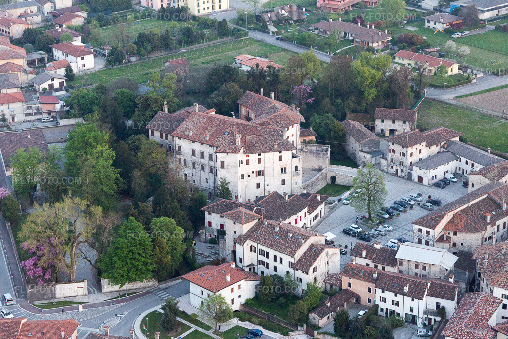 Aerial view: View of the town in Bando in the state Friuli Venezia Giulia, Italy. – Photo: IMG_099021.jpg taken on 04/08/2017 by Werner Riehm/FLY-FOTO.com – Resolution of the original: 5472 x 3648 px