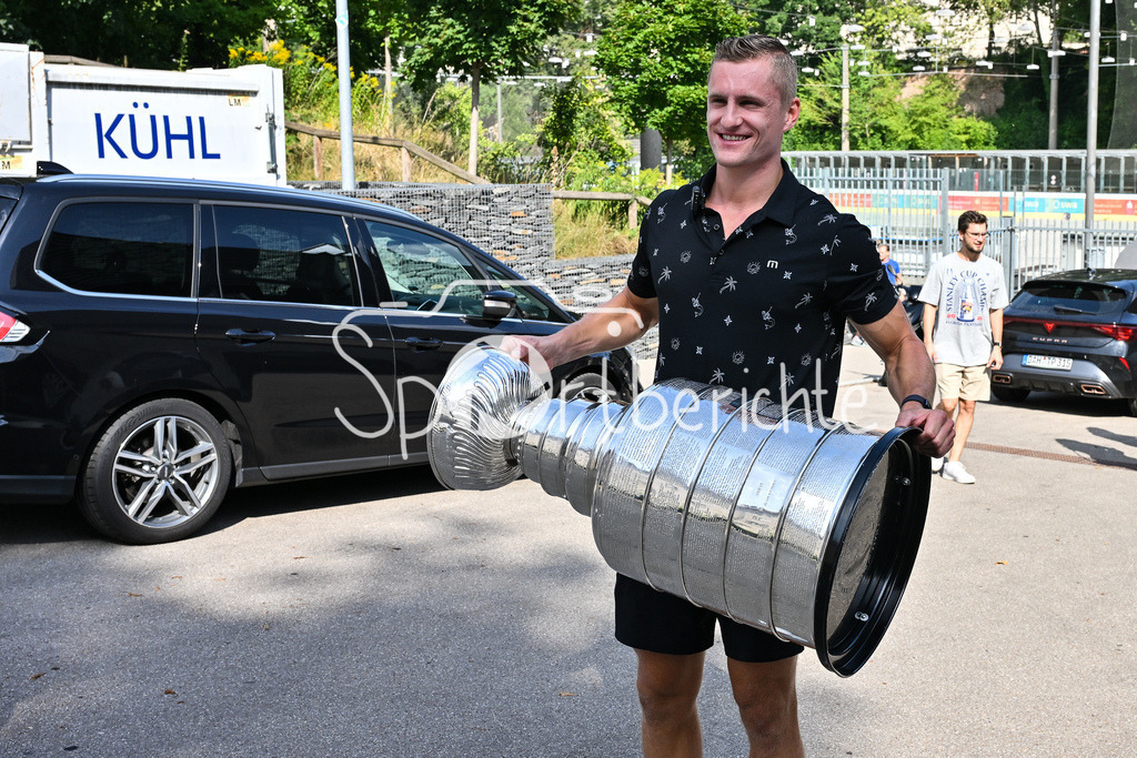 Cup Day | Nico Sturm präsentiert in Augsburg den Stanley Cup, den er bereits zum zweiten mal gewinnen konnte