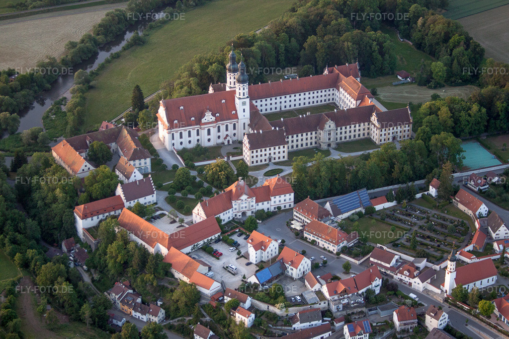Luftbild: Das Kloster Obermarchtal in der Gemeinde Obermarchtal. Die von einer Mauer umgebene Klosteranlage mit der Kirche St. Peter und Paul wird heute von der Kirchlichen Akademie der Lehrerfortbildung Obermarchtal der Diözese Rottenburg-Stuttgart genutzt in Obermarchtal im Bundesland Baden-Württemberg in Deutschland. – Foto: IMG_67550.jpg vom 08.06.2014 durch Werner Riehm/FLY-FOTO.de – Auflösung des Originals: 4752 x 3168 px