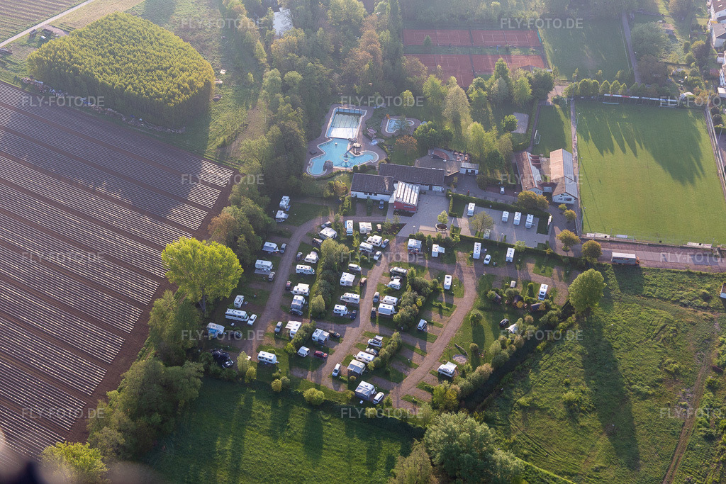 Luftbild: Camping am Freibad Ingenheim im Ortsteil Ingenheim in Billigheim-Ingenheim im Bundesland Rheinland-Pfalz in Deutschland. Foto: IMG_113848.jpg vom 01.05.2019 durch Werner Riehm/FLY-FOTO.de