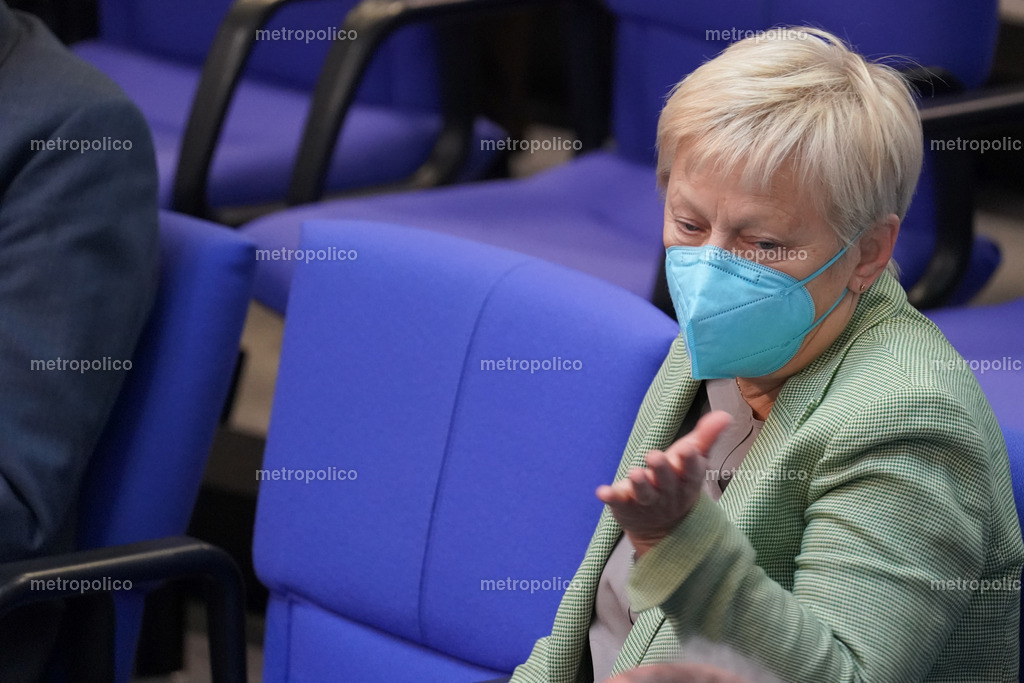 Renate Künast mit Maske (2) | Metropolico
