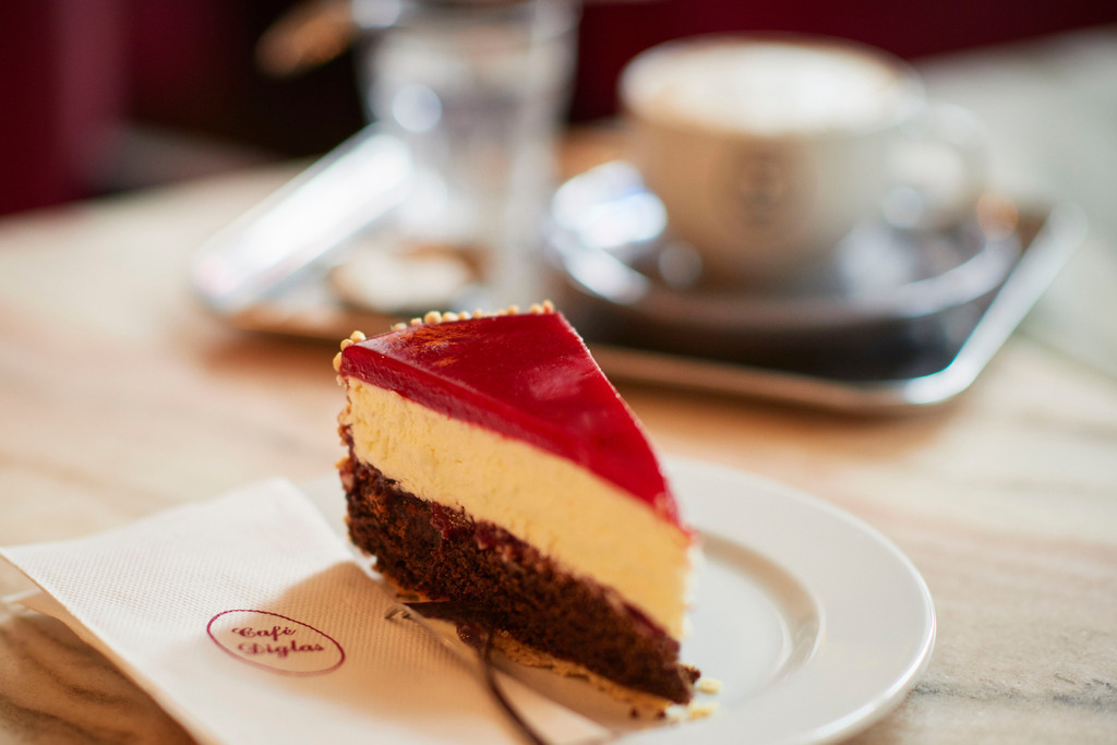 Cafe Diglas | Wien, Austria - October 12, 2017: Cafe Diglas, Himbeer-Topfen-Mohntorte mit Melange auf dem Tisch. - Realisiert mit Pictrs.com