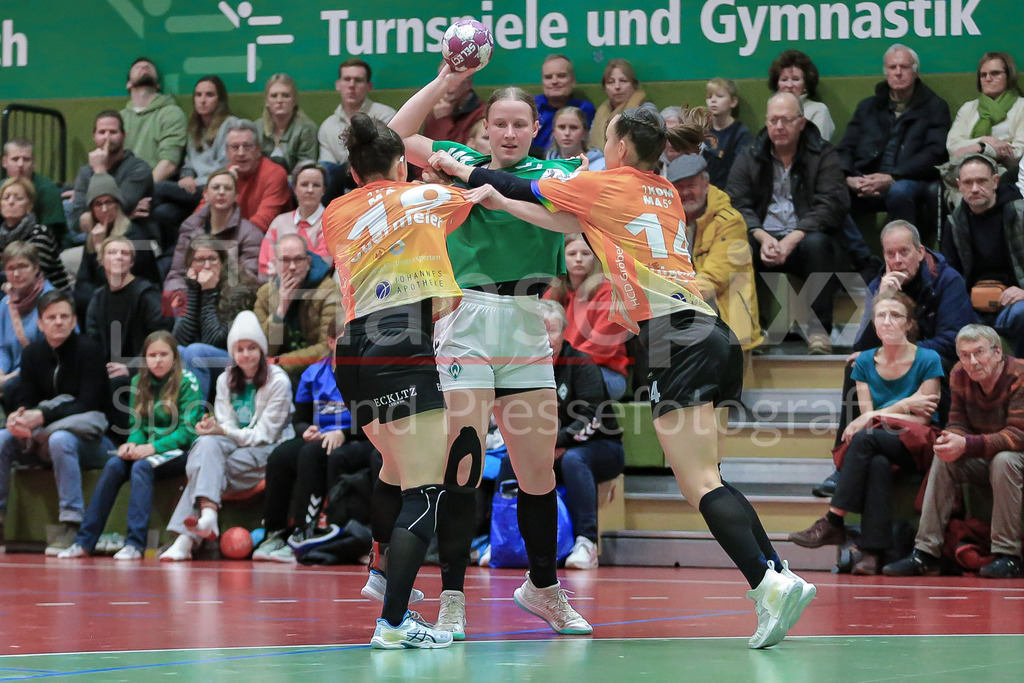 Handball, 2. Bundesliga Frauen, SV Werder Bremen - HCD Gröbenzell | v.li.: Verena Obermeier (HCD Gröbenzell, 19), Hannah Weyers (SV Werder Bremen, 21) und Christine Königsmann (HCD Gröbenzell, 14) im Zweikampf, Duell, Spielszene, Aktion, Action