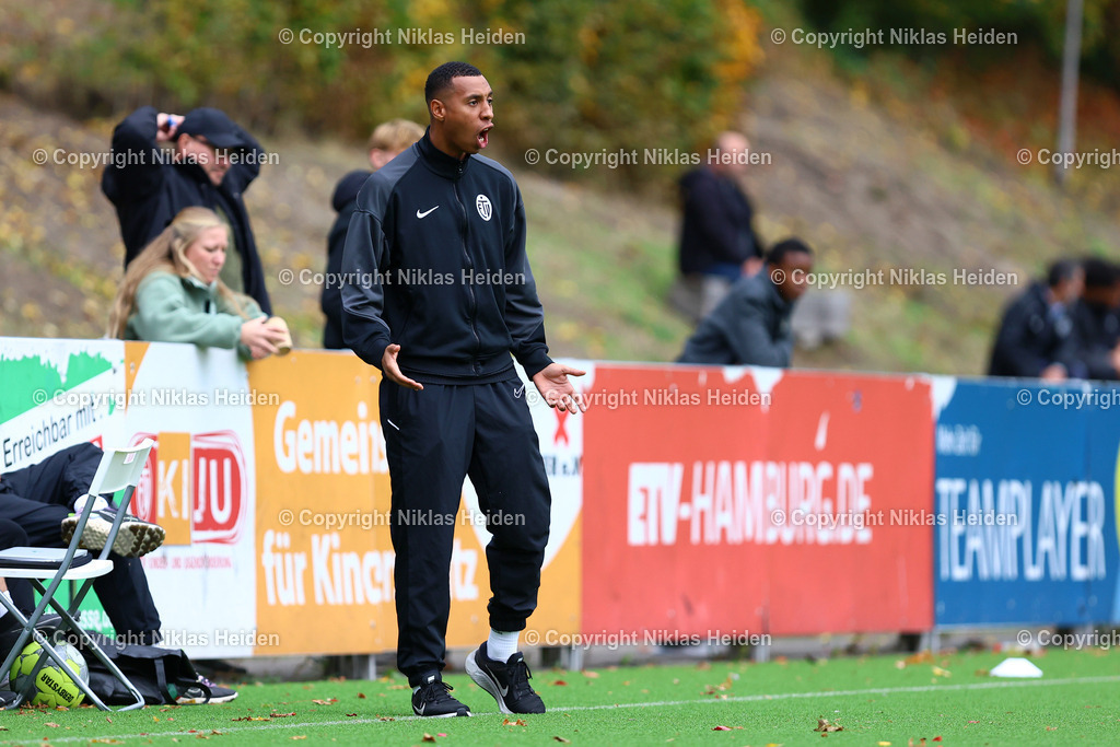 NH_EimsbüttelerTVU19_Altona93U19_RegionalligaNord_11102025 | Jon Pauli (Trainer, Eimsbütteler TV U19)Fußball I Junioren I A-Junioren Regionalliga Nord I Saison 2025-2026  I 7. Spieltag I Eimsbütteler TV U19 - Altona 93 I 11.10.2025 I Sportzentrum Hoheluft