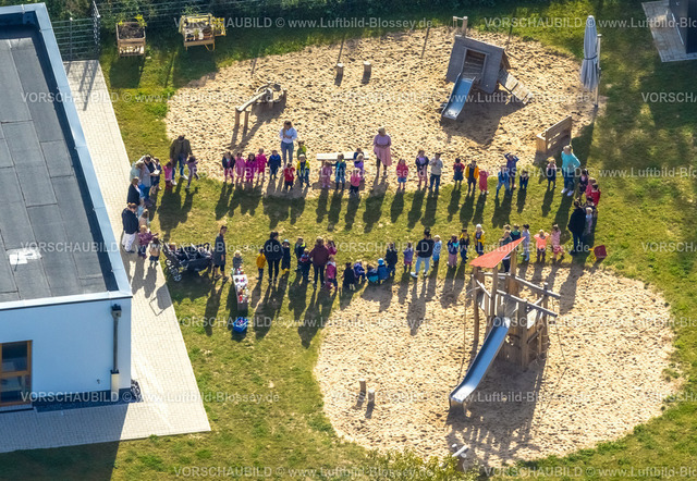 Arnsberg230904412 | Luftbild, Spielkreis und spielende Kinder am Stepke Kindergarten Märchentraum, Neheim, Arnsberg, Sauerland, Nordrhein-Westfalen, Deutschland