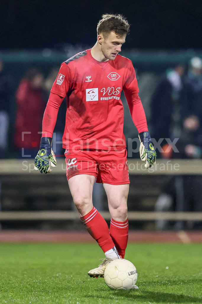 Fussball, Regionalliga Nord, SV Werder Bremen II - VfB Oldenburg | v.li.: Jhonny Peitzmeier (Torhüter, Torwart, VfB Oldenburg, 1) am Ball, Freisteller, Einzelbild, Ganzkörper, Aktion, Action, Spielszene