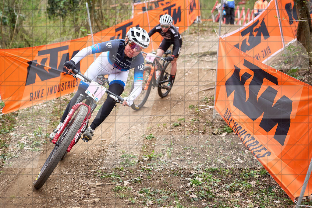 34. KTM Kamptal Trophy 1, MITTERWALLNER Mona (AUT), Women Elite, MONDRAKER FACTORY RACING XC vor 6, SPECIA Giada (ITA), KTM FACTORY MTB TEAM | ZÖBING, Österreich – 2026-03-28: 34. KTM Kamptal Trophy1, MITTERWALLNER Mona (AUT), Women Elite, MONDRAKER FACTORY RACING XC vor 6, SPECIA Giada (ITA), KTM FACTORY MTB TEAMFoto: © 2026 Martin Bihounek - MB Creative e.U.