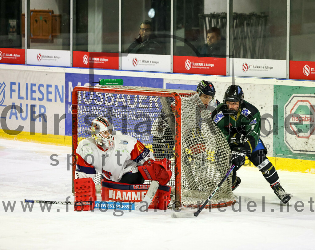 2023-01-13_091_TSV_Erding_gegen_VfE_Ulm-Neu-Ulm | Erding, Deutschland, 13.01.2023:
Eishockey, Bayernliga 2022 / 2023, 27. Spieltag, TSV Erding gegen VfE Ulm/Neu-Ulm, Endergebnis: 

Torwart David Heckenberger (VfE Ulm/Neu-Ulm e. V., #3), Wassilij Guft-Sokolov (Erding Gladiators, #8)

Foto: Christian Riedel / fotografie-riedel.net
