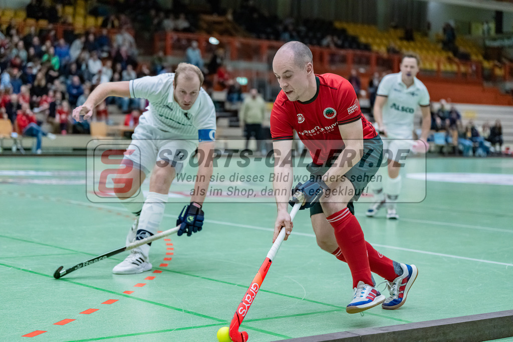 HK_20231216_107448 | 1. Bundesliga Herren  Crefelder HTC - Blau Weiß Köln am 16.12.2023 Sporthalle Glockenspitz, Krefeld , Lars Schulte ( Blau Weiß Köln #14 ) , Ehling Jonathan ( Crefelder HTC #22 )