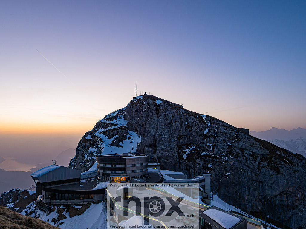 Sonnenaufgang am Pilatus | Stimmungsvolle Fotokunst aus Luzern. Erlebe den Pilatus, den See und die Stadt Luzern in exklusiven Aufnahmen in der Fotogalerie & Shop. - Realisiert mit Pictrs.com