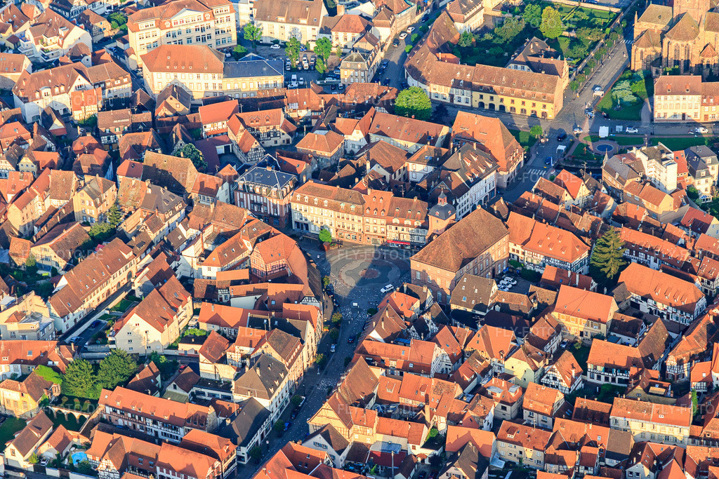 Luftbild: Place de la republique mit Rathaus aus Nordosten in Wissembourg im Bundesland Bas-Rhin in Frankreich. – Foto: IMG_107852.jpg vom 10.06.2018 durch Werner Riehm/FLY-FOTO.de – Auflösung des Originals: 5309 x 3539 px