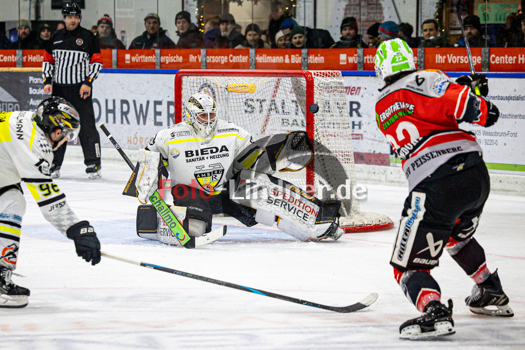 TSV Peißenberg MINERS gegen ERSC Amberg Wild Lions | Eishockey Bayernliga Herren Vorrunde 2024/25, TSV Peißenberg MINERS gegen ERSC Amberg Wild Lions, 20241229,Torchance Sinan ONDÖRTOGLU (MINERS 22),2024-12-29 in Peißenberg (Eisstadion Peißenberg)Lucas DI BERARDO (Wild Lions Goali 31), Sinan ONDÖRTOGLU (MINERS 22)Copyright: WolfgangxLindner foto-lindner.de