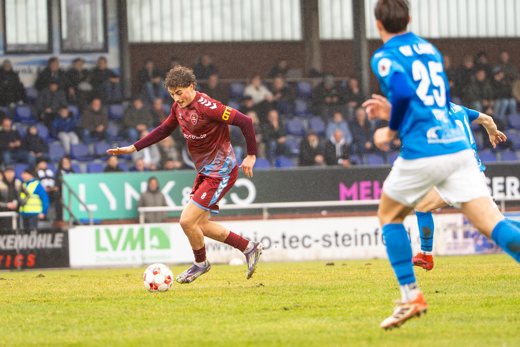 Fußball I Herren I Saison 2025-2026 I Regionalliga Nord I 23. Spieltag I TuS Blau-Weiß Lohne - SC Weiche Flensburg 08 I 0464 | Raul Celotto (8, SC Weiche Flensburg 08) - Realisiert mit Pictrs.com