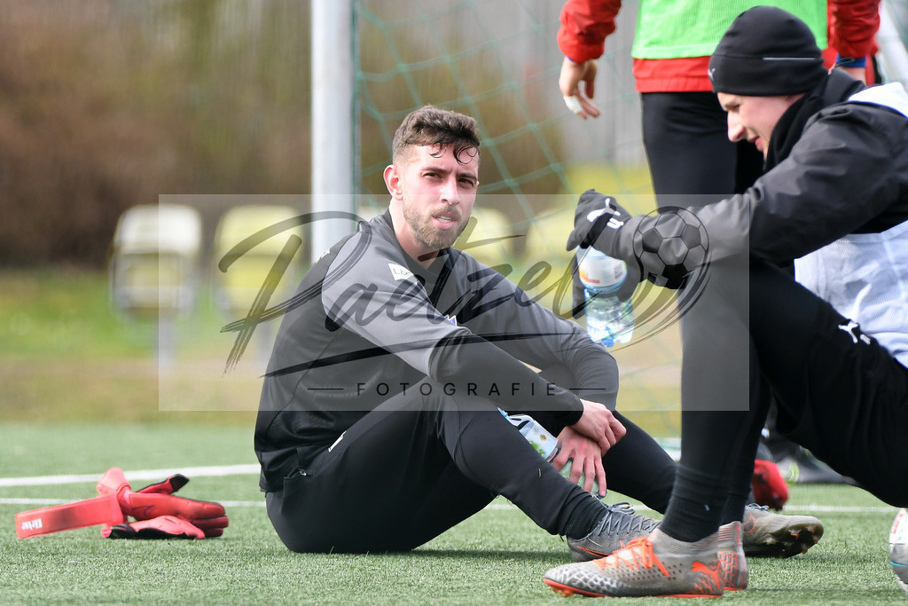 20200302_TRAOSN_0070 | Fussball, Herren: Manuel Farrona Pulido (VfL Osnabrueck) schaut waehrend der Trainingseinheit des VfL Osnabrueck im Sportpark Illoshoehe am 02.03.2020 in Osnabrueck, Deutschland. - Realisiert mit Pictrs.com
