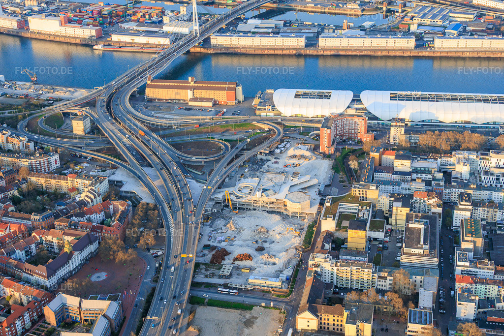 Luftbild: Brückenauffahrt der Hochstraße Nord(B44) zur Konrad-Schuhmacher Rheinbrücke mit Würfelbunker, die ab August 2026 abgerissen werden soll im Ortsteil Mitte in Ludwigshafen im Bundesland Rheinland-Pfalz in Deutschland.Foto: IMG_153534.jpg vom 23.03.2026 durch Werner Riehm/FLY-FOTO.deAuflösung des Originals: 5699 x 3800 px