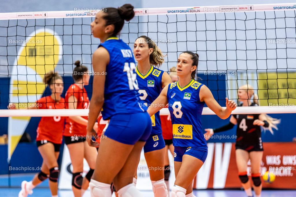 2022-00063299-Testspiel-Deutschland-Brasilien | Jubel Marcis CARNEIRO #8 BRA, Caroline GATTAZ #2 BRA, 17.09.2022; Berlin Foto: Gerold Rebsch - www.beachpics.de
