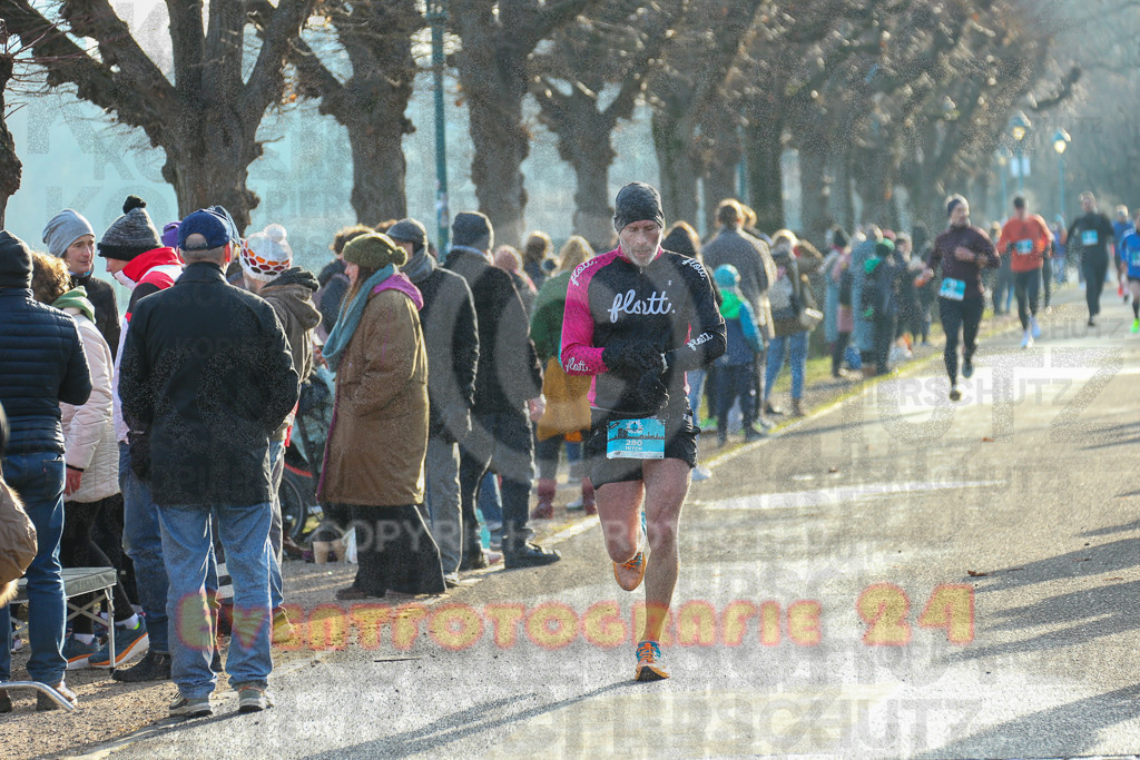 241231_1153_EX1_2794 | Sportfotografie im Rhein-Sieg Kreis, Köln, Bonn, NRW, Rheinland Pfalz, Hessen, etc. Unser Tätigkeitsfeld umfasst den Laufsport vom Volkslauf über den Marathon, Duathlon, Triathon bis zum Ultralauf wie Kölnpfad Ultra oder Schindertrail.