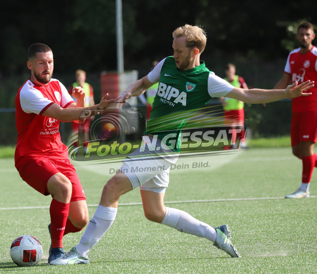 FC RW Kirchlengern - TuS Dornberg | Auf dem Bild zu sehen: rot FC RW Kirchlengern: Daniel Urban ; grün TuS Dornberg: Jannis BöltFC RW Kirchlengern, TuS Dornberg, Saison 25/26, Landesliga, Kirchlengern, Deutschland - Realisiert mit Pictrs.com