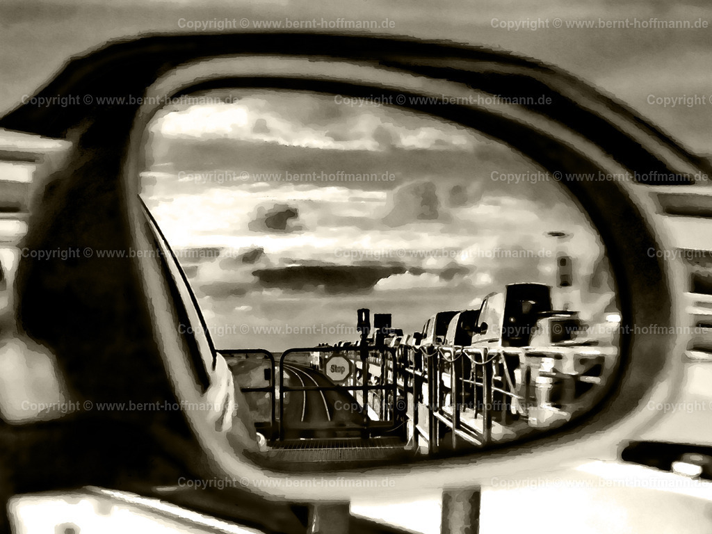 PDM2_2811duo_Syltshuttle_100x75 | DIGITALKUNST. Abreise - Sylt im Spiegel. __ Blick in den Rückspiegel - auf dem Autozug " Sylt-Shuttle " im Begegnungsverkehr mit einem Zug aus der Gegenrichtung. __ Experimental = Duoton. - Realisiert mit Pictrs.com