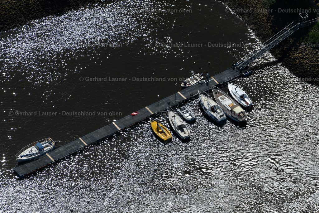 4029757 | BREMEN 01.06.2020 Sportboot und Segelboot Anlegestelle und Bootsliegeplätze im Hafen am Fluss- Uferbereich der Weser im Ortsteil Huckelriede in Bremen, Deutschland. // Pleasure boat and sailing boat mooring and boat moorings in the harbor on the river bank area of the Weser river in the district Huckelriede in Bremen, Germany. Foto: Gerhard Launer