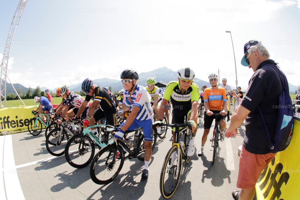 754_20230817_Bewerb_Maenner_Muehlanger | AUT - OESTERREICH, 2023-08-16: SPORT RENNRAD-FAHREN - 55. INTERNATIONALER RADWELTPOKAL IN ST. JOHANN IN TIROL  - Vintage-Radrennen mit WM-Bronze-Medaillen-Siegerin Christina Schweinberger, den Teilnehmer und Alexander Baumann (vom Orginastions-Team) - TAG 2 BEWERB MAENNER IN SECHS GRUPPEN  ; Foto: Roland Muehlanger