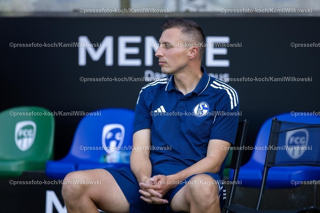 xKWI20092501035 | 20.09.2025, xkwix, Fußball, Regionalliga West, FC Gütersloh - FC Schalke 04 U23, Ohlendorf Stadion im Heidewald: Jakob Fimpel FC Schalke 04 U23 Cheftrainer)
