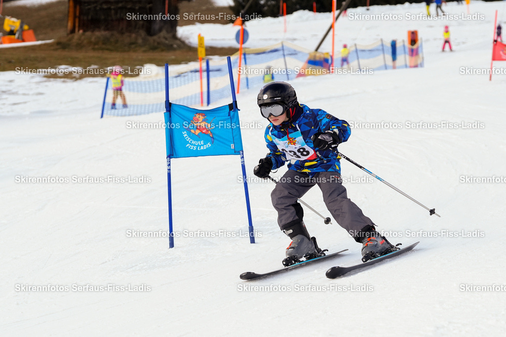 SRF_02.01.2026_1122 | Skirennfotos,Serfaus,Fiss,Ladis,Kinderskirennen,Winter,Tirol,Oberland,skirace,SFL,feelfree,weil wir's genießen,ski,Ski,skifahren,Sonnenplateau, - Realisiert mit Pictrs.com