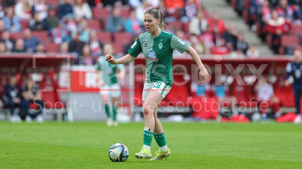 Fussball, Google Pixel Frauen-Bundesliga, 1. FC Köln - SV Werder Bremen | v.li.: Juliane Wirtz (SV Werder Bremen, 28) am Ball, Freisteller, Einzelbild, Ganzkörper, Aktion, Action, Spielszene, DIE DFB-RICHTLINIEN UNTERSAGEN JEGLICHE NUTZUNG VON FOTOS ALS SEQUENZBILDER UND/ODER VIDEOÄHNLICHE FOTOSTRECKEN. DFB REGULATIONS PROHIBIT ANY USE OF PHOTOGRAPHS AS IMAGE SEQUENCES AND/OR QUASI-VIDEO.