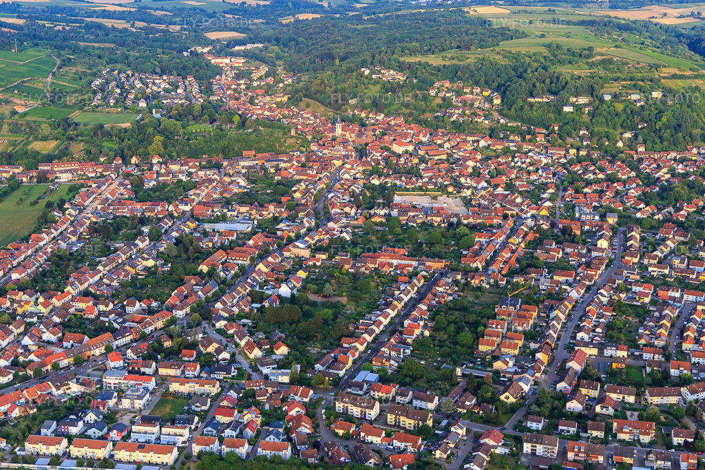 Luftbild: Ortsübersicht aus Westen in Weingarten im Bundesland Baden-Württemberg in Deutschland. Foto: IMG_109104.jpg vom 19.07.2018 durch Werner Riehm/FLY-FOTO.de