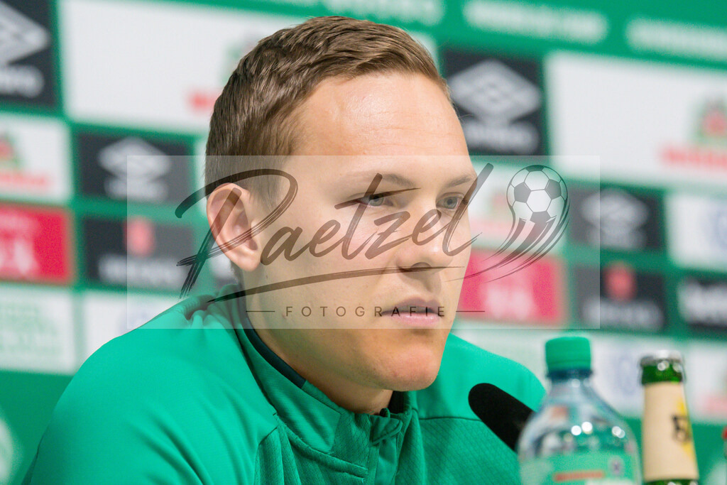 20200218_PKWEBR_0013 | Fussball, Herren: Ludwig Augustinsson (SV Werder Bremen) schaut waehrend der Pressekonferenz des SV Werder Bremen im Presseraum des wohninvest Weserstadion am 18.02.2020 in Osnabrueck, Deutschland. - Realisiert mit Pictrs.com