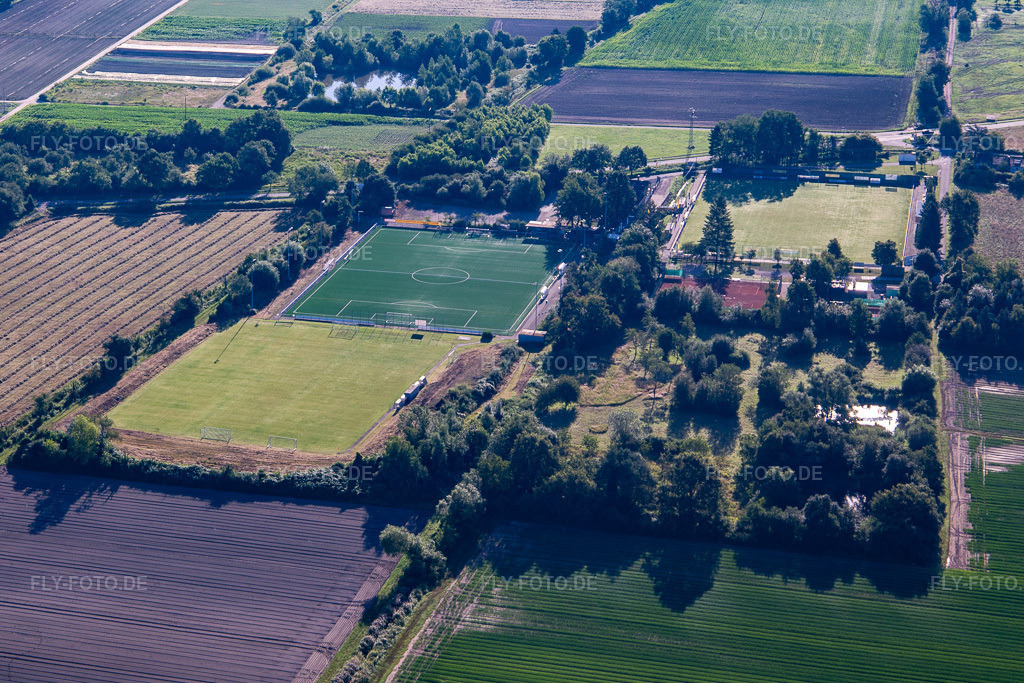 Luftbild: Fußballplätze des TB Jahn Zeiskam 1896 e.v. in Zeiskam im Bundesland Rheinland-Pfalz in Deutschland. – Foto: IMG_142466.jpg vom 09.07.2024 durch Werner Riehm/FLY-FOTO.de – Auflösung des Originals: 3737 x 2491 px – TB Jahn Zeiskam