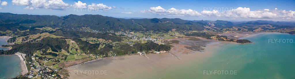 Luftbild: Panorama in Coromandel im Bundesland Waikato in Neuseeland. Foto: IMG_55747-Bearbeitet.jpg vom 12.01.2013 durch Werner Riehm/FLY-FOTO.de – Auflösung des Originals: 10772 x 2899 px