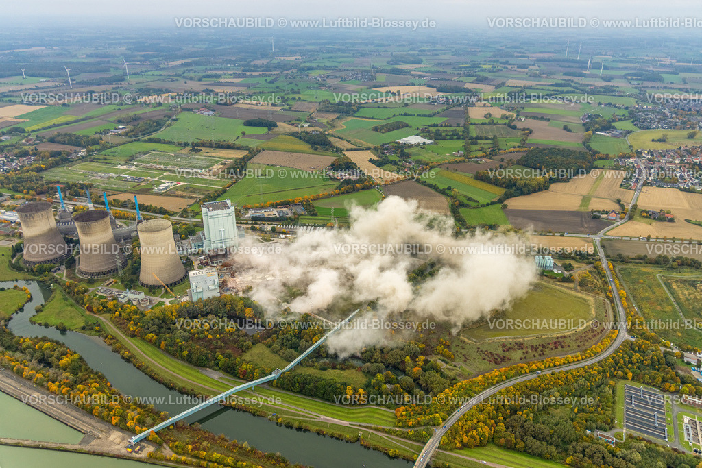 Hamm251000221Gersteinwerk | Luftbild, mit großem interesse verfolgten tausende Zuschauer die Sprengung des Gersteinwerk Schornsteins mit einer halben Stunde Verspätung. Der 282 Meter hohe RWE-Schornstein fiel exakt in das vorbereitete Schotterbeet. Stadtgrenze Werne, Hamm Nordrhein-Westfalen, Deutschland
