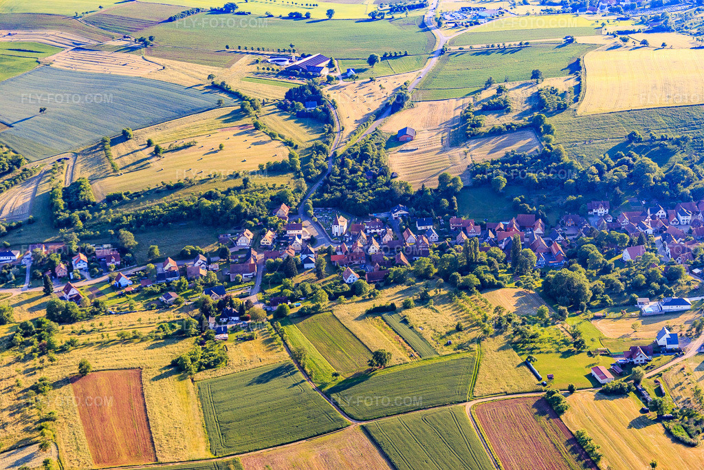 Aerial view: View of the town from the northeast in Gœrsdorf in the state Bas-Rhin, France. – Photo: IMG_080228.jpg taken on 06/05/2015 by Werner Riehm/FLY-FOTO.com – Resolution of the original: 5472 x 3648 px