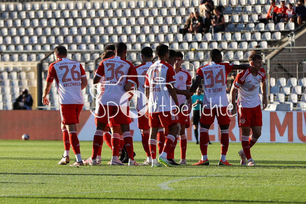 FC Bayern Amateure - FC Memmingen | Die fruehe Fuehrung der kleine Bayern / Jubel nach dem Tor zum 1-0 durch Lovro ZVONAREK (FCB #8)