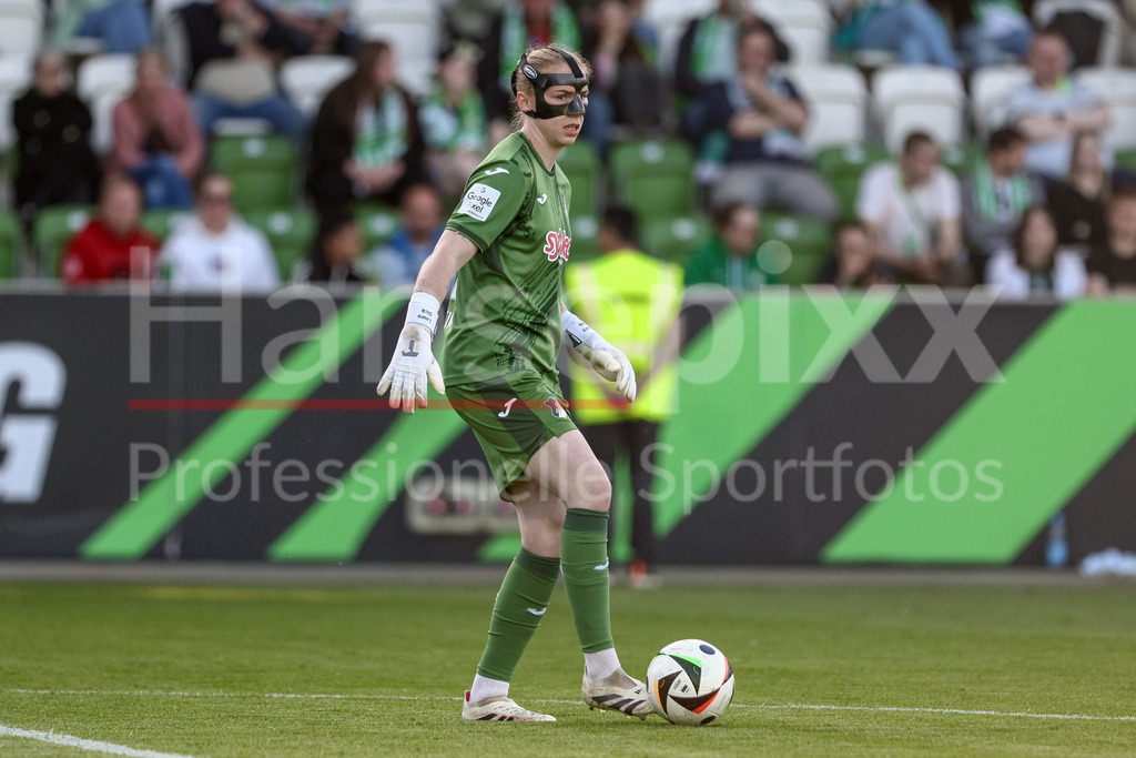 Fussball, Google Pixel Frauen-Bundesliga, VfL Wolfsburg - TSG 1899 Hoffenheim | Laura Dick (Torhüterin, Torwart, TSG 1899 Hoffenheim, 21) am Ball, Freisteller, Einzelbild, Ganzkörper, Aktion, Action, Spielszene, DIE DFB-RICHTLINIEN UNTERSAGEN JEGLICHE NUTZUNG VON FOTOS ALS SEQUENZBILDER UND/ODER VIDEOÄHNLICHE FOTOSTRECKEN. DFB REGULATIONS PROHIBIT ANY USE OF PHOTOGRAPHS AS IMAGE SEQUENCES AND/OR QUASI-VIDEO.