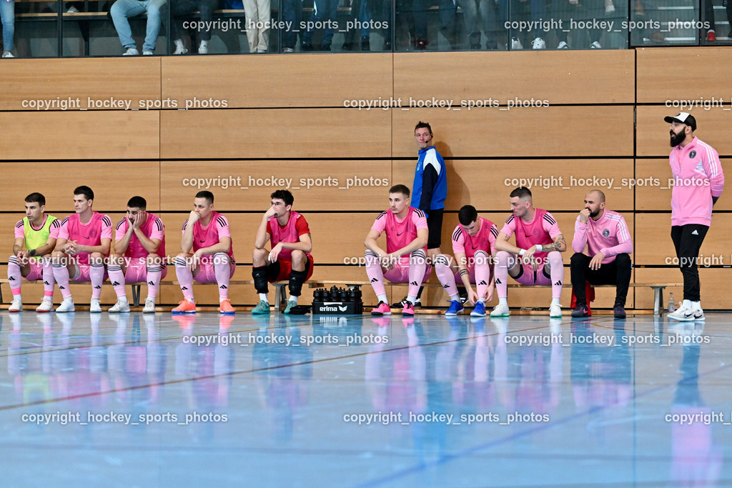 Carinthia Flamengo Futsal Club vs. FC Ljuti Krajisnici | Spielerbank Carinthia Flamengo Futsal Club, Asisstentcoach Flamengo Futsal Elvis Vrbic, Headcoach Carinthia Flamengo Ugur Koc, Carinthia Flamengo Futsal Club vs. FC Ljuti Krajisnici, Carinthia Flamengo Futsal Club vs. FC Ljuti Krajisnici am 05.01.2025 in Klagenfurt (Ballspielhalle Viktring), Austria, (Photo by Bernd Stefan)