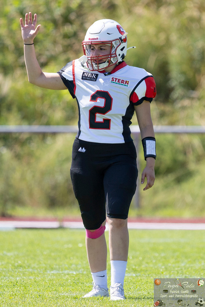 GFLW 1: German Football League Women 1: Rodgau Pioneers Ladies - Stuttgart Scorpions Sisters, 07.06.2026 | Lamis Nada Guerrouchi (Stuttgart Scorpions Sisters #2) hebt den Arm, Freisteller, Portrait / Porträt, Rodgau Pioneers Ladies - Stuttgart Scorpions Sisters, Rodgau, Maingau-Energie-Stadion "Am Weichsee", 7.6.2026 - Realisiert mit Pictrs.com