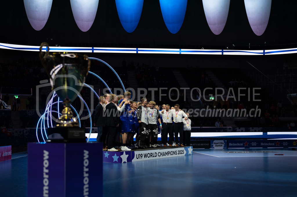 2025 Men's U19 WFC - Finland v Czechia | Players and staff of team Finland singing the national anthem before they receive the trophy during 2025 Men's U19 WFC, Switzerland: 04.05.2025, Zürich, Swiss Life Arena.Event page: <a href="https://www.u19wfc2025.ch/">www.u19wfc2025.ch</a>Credit: Markus Aeschimann, <a href="https://markus-aeschimann.ch">markus-aeschimann.ch</a>Instagram: <a href="https://instagram.com/sportfotografie.aeschimann">@sportfotografie.aeschimann</a> - Realisiert mit Pictrs.com