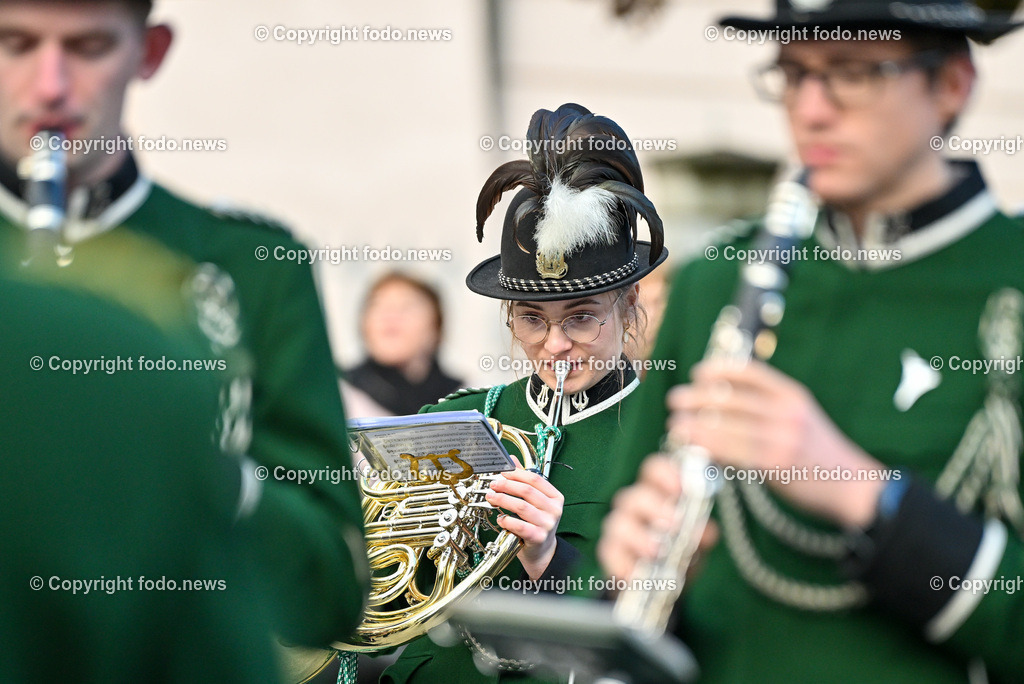 Neujahrschnalzen_ Aperschnalzen 2024_ 01.01.2024-35 | 01.01.2024, Promenade Linz, AUT, Landhaus im Bild Neujahrschnalzen 2024, Turmblaeser, Prangerschuetzen, Tradition, Brauchtum, Blasmusik, Peitschen, Trachtenverein Altstaedter Bauerngmoa, Promenade, Landhaus, Turm, Linz, Orts- und Bauernmusi St. Wolfgang