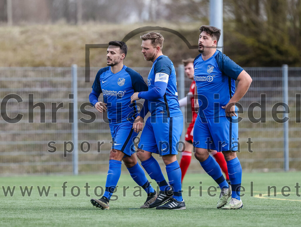 2024-02-24_050_FC_Langengeisling_gegen_FC_Walkertshofen | Erding, Deutschland, 24.02.2024:
Fußball, Bezirksliga Oberbayern Ost 2023 / 2024, Testspiel, FC Langengeisling gegen FC Walkertshofen, Endergebnis: 5:3

Maximilian Hintermaier (FC Langengeisling, #13), Hannes Dornauer (FC Langengeisling, #33), Florian Rupprecht (FC Langengeisling, #11)

Foto: Christian Riedel / fotografie-riedel.net