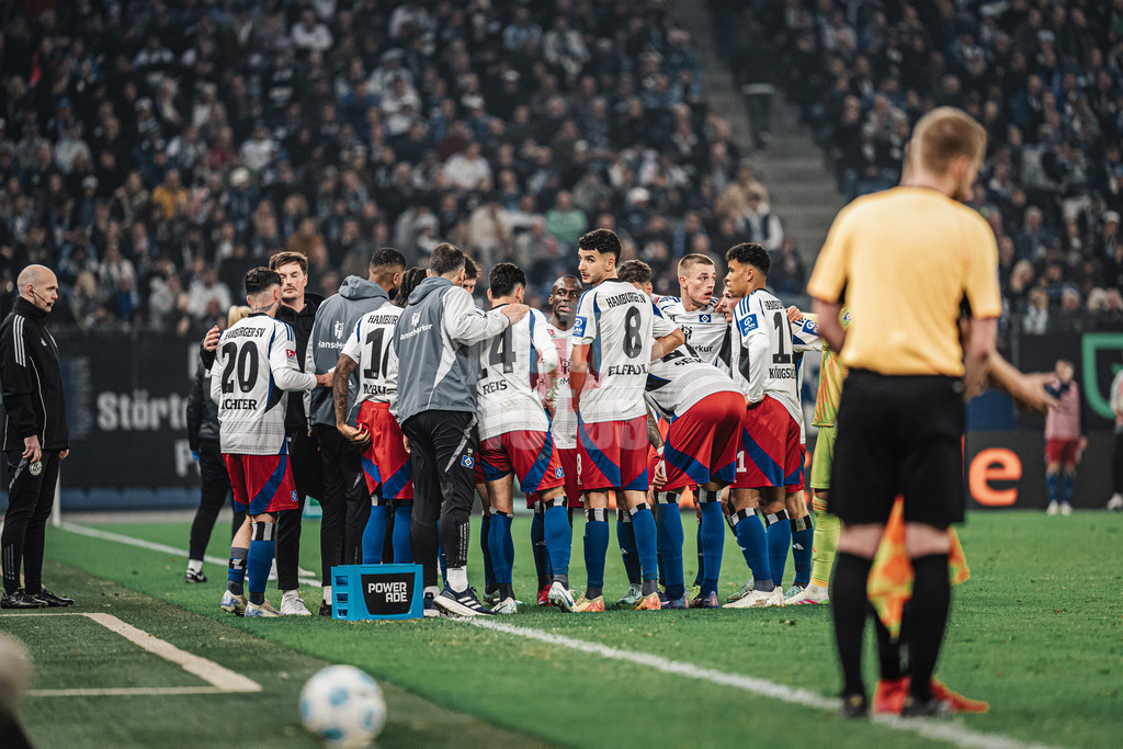 Fußball | Männer | Saison 2024/2025 | 2. Fußball-Bundesliga | 27. Spieltag | Hamburger SV vs. SV 07 Elversberg | 28.03.2025 | während der Verletzungspause kommt das Team des HSV zusammen