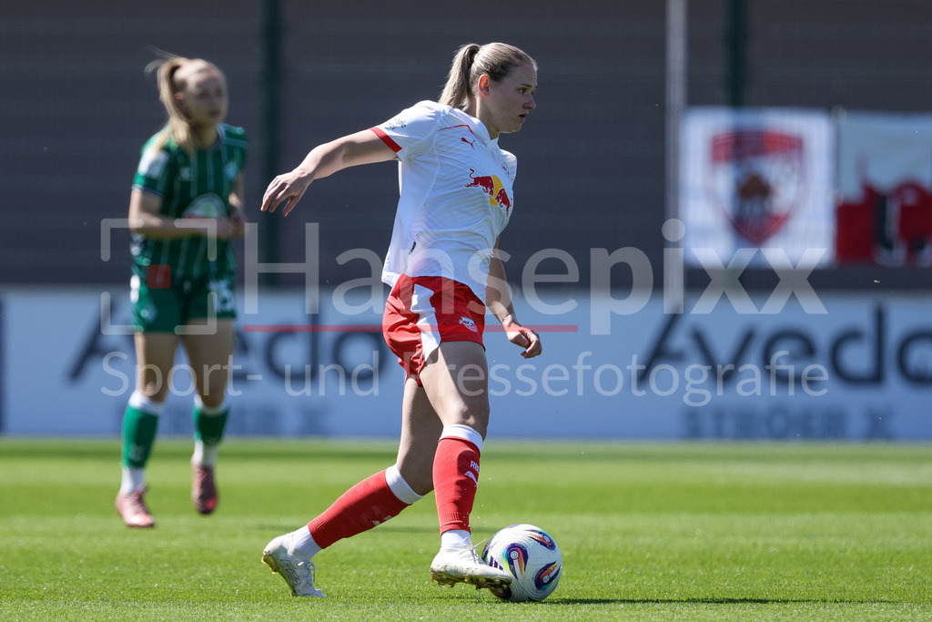 Fussball, Google Pixel Frauen-Bundesliga, RB Leipzig - SV Werder Bremen | Marleen Schimmer (RB Leipzig, 14) am Ball, Einzelbild, Ganzkörper, Aktion, Action, Spielszene, DIE DFB-RICHTLINIEN UNTERSAGEN JEGLICHE NUTZUNG VON FOTOS ALS SEQUENZBILDER UND/ODER VIDEOÄHNLICHE FOTOSTRECKEN. DFB REGULATIONS PROHIBIT ANY USE OF PHOTOGRAPHS AS IMAGE SEQUENCES AND/OR QUASI-VIDEO.