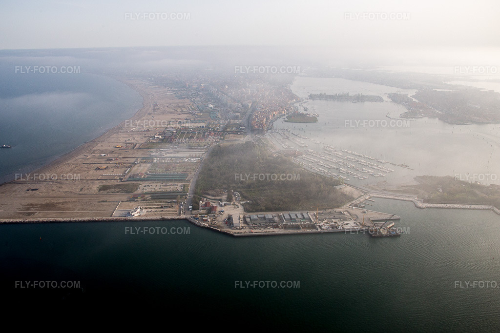 Aerial view: Sottomarina in Faro in the state Veneto, Italy.Photo: IMG_087566.jpg taken on 04/06/2016 by Werner Riehm/FLY-FOTO.comResolution of the original: 5277 x 3518 px