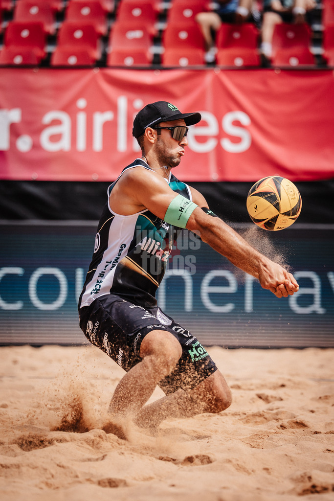 Beachvolleyball | Männer | Allianz German Beach Tour 2025 | Tourstop München | 10.07.2025 | Kim Huber nimmt den Ball an