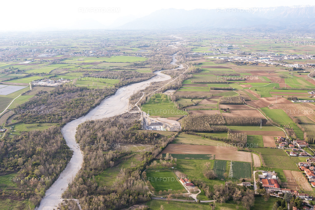 Aerial view: View of the town in Cerneglons in the state Friuli Venezia Giulia, Italy. – Photo: IMG_105795.jpg taken on 04/08/2018 by Werner Riehm/FLY-FOTO.com – Resolution of the original: 5472 x 3648 px