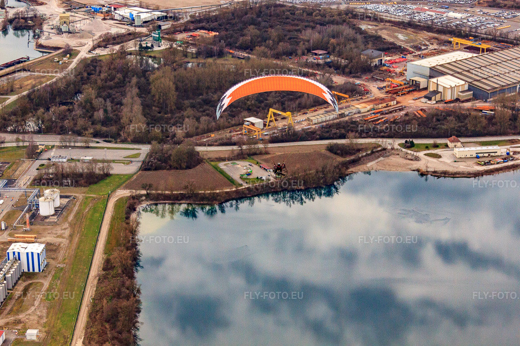 Vue aérienne: Paramoteur au lac de la carrière à Lauterbourg dans le département Bas Rhin, France.Photo: IMG_62480.jpg prise le 01/03/2014 par Werner Riehm/FLY-FOTO.euRésolution de l'original: 4752 x 3168 px